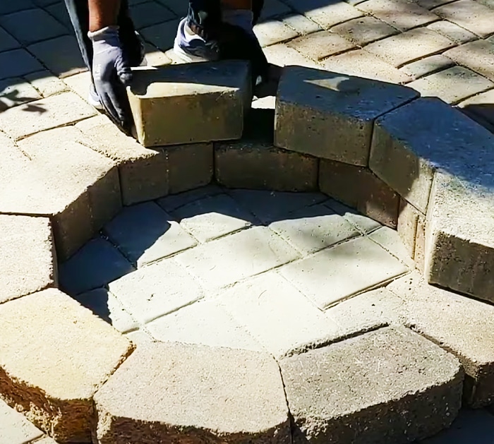 Use Retaining Blocks To Make Fire Pit - DIY Backyard