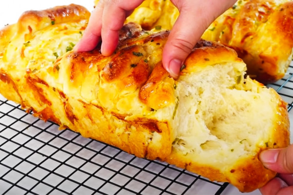 Garlic Scallion Pull Apart Bread Recipe - Garlic Bread Recipe - Pull Apart Bread Recipe