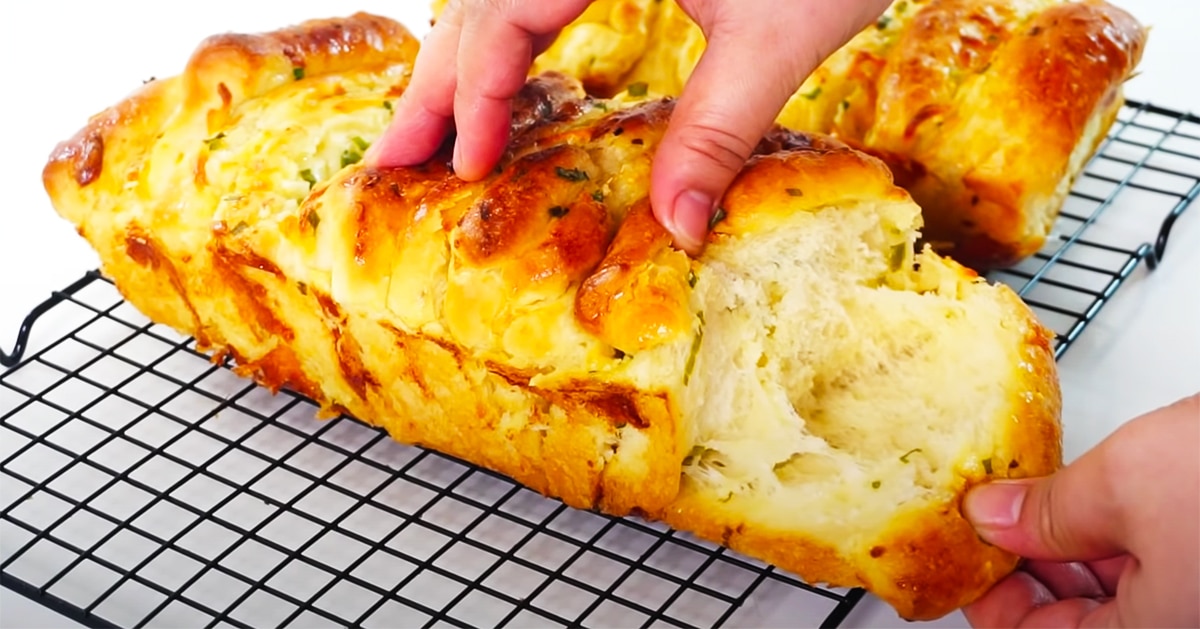 Garlic Scallion Pull Apart Bread Recipe | DIY Joy Projects and Crafts Ideas