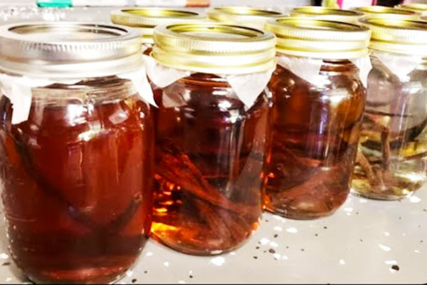 Homemade Vanilla Extract for Holiday Gift Idea - Vanilla Extract Recipe - Homemade Gift Ideas