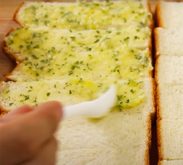 Use 5 Ingredients For Garlic Bread - Without Oven - Pan Fried Garlic Bread