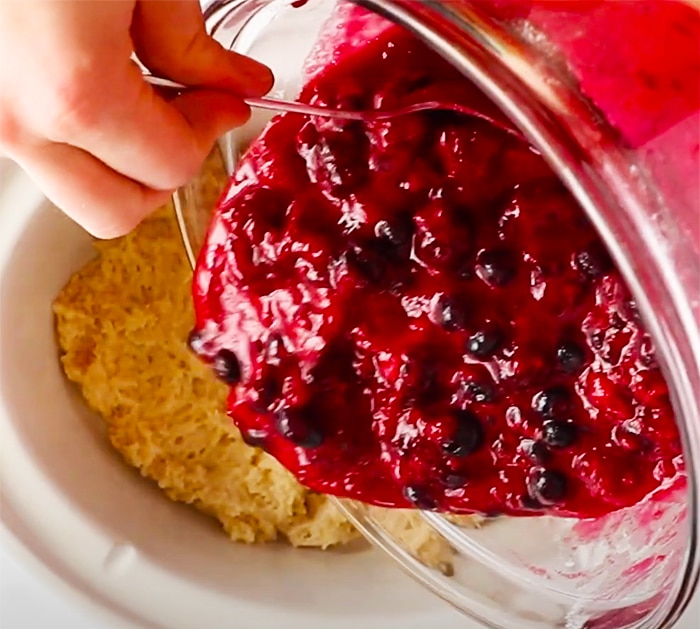 Use Crockpot To Make Berry Cobbler - Crockpot Recipes - Homemade Desserts