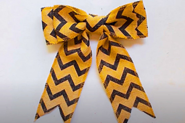 How To Make A Burlap Bow In Minutes - Bow Making - Gift Ideas