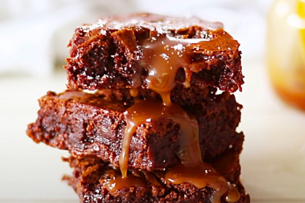 Salted Caramel Brownie Recipe - Homemade Brownies - Chocolate Caramel Ideas