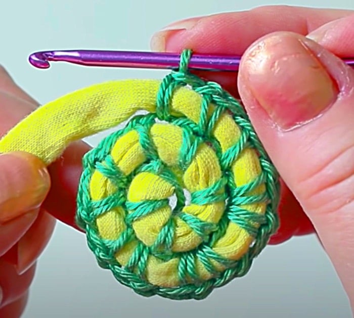 DIY Rug Ideas - How To Crochet A Rug - Recycled T Shirt Ideas