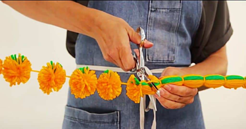 How To Make Pom Pom Pumpkin Garland - Easy Yarn Projects - Yarn Garland Ideas