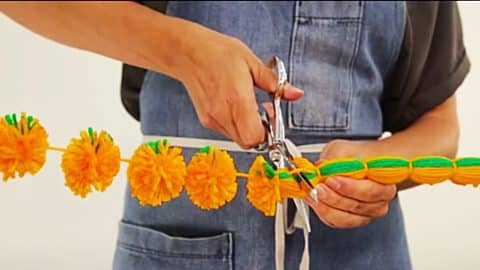 How To Make Pom-Pom Pumpkin Garland | DIY Joy Projects and Crafts Ideas
