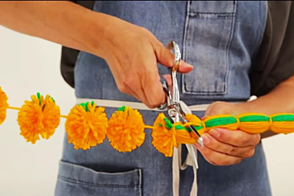How To Make Pom Pom Pumpkin Garland - Easy Yarn Projects - Yarn Garland Ideas