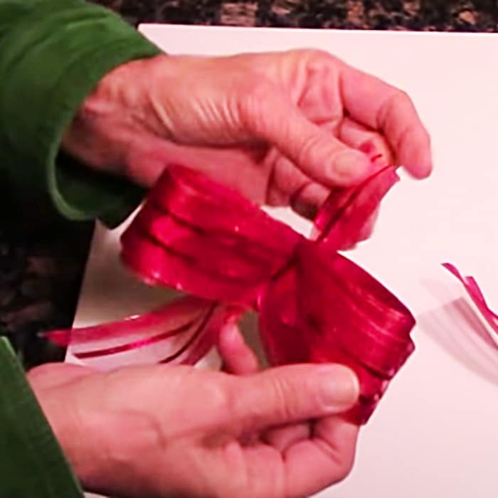 How To Make A Quick Gift Bow - Gift Ideas - Gift Wrapping Ideas