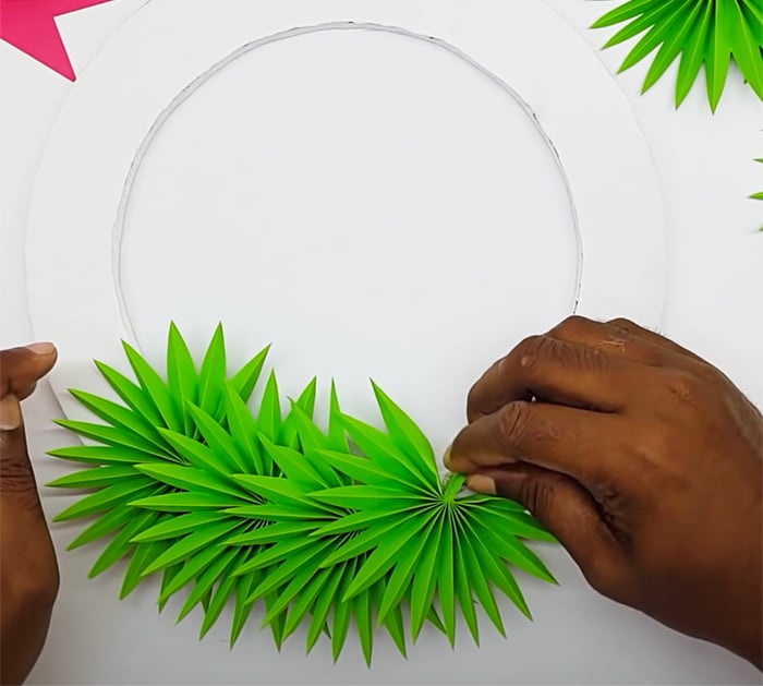 How To Make A Paper Christmas Wreath - DIY Christmas Decor - DIY Christmas Ideas