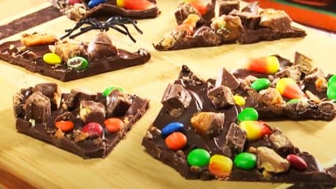 Halloween Candy Bark Recipe | DIY Joy Projects and Crafts Ideas