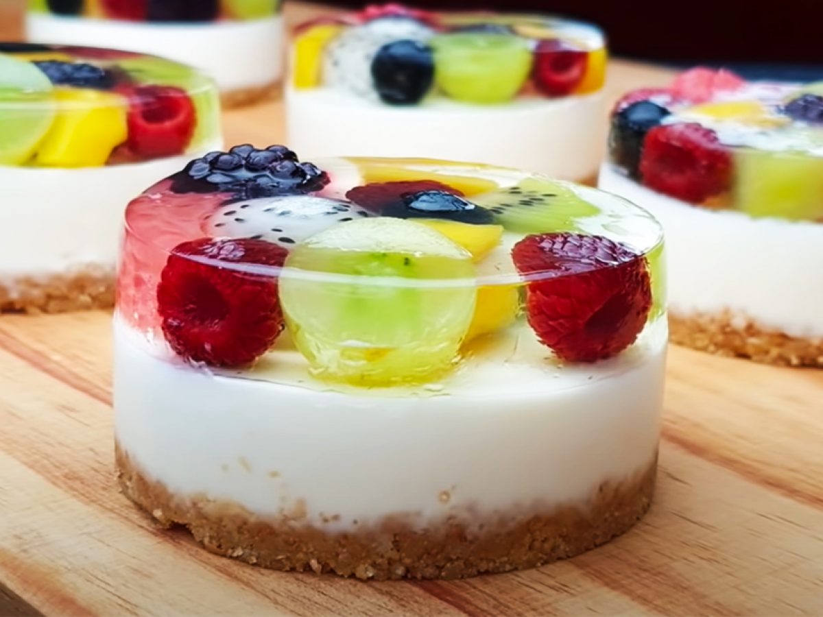 https://diyjoy.com/wp-content/uploads/2020/11/No-Bake-Fruit-Mini-Cheesecake-Recipe-1200x900.jpg