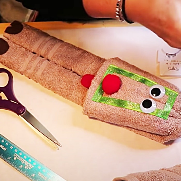 How To Make A Towel Reindeer - DIY Christmas Crafts - Christmas Decor