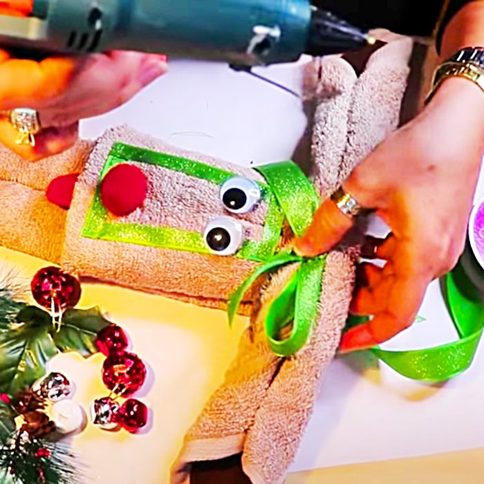 DIY Reindeer Decor - DIY Christmas Ideas - How To Make Towel Animals