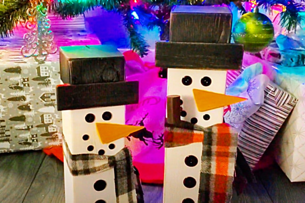 DIY Wood Post Snowman - Christmas Yard Decor -Snowman Ideas