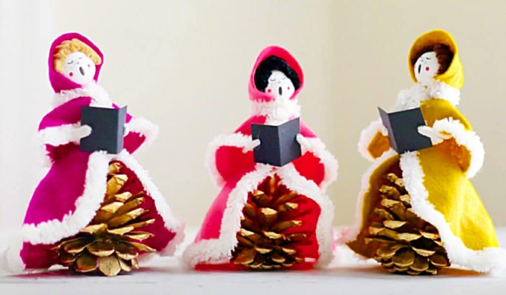 How To Make Pinecone Carolers - DIY Christmas Decor - Pinecone DIY