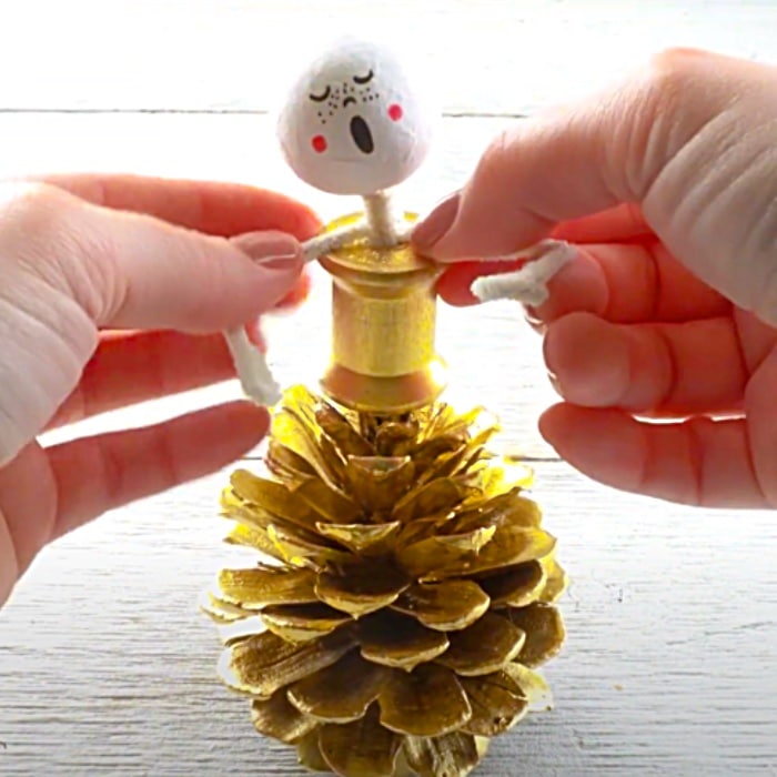 DIY Pinecone Ideas - Pinecone Christmas Decor - DIY Christmas Carolers