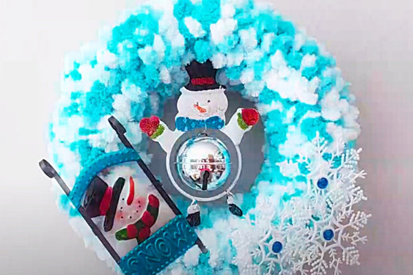 How To Make a Pom-Pom Snowman Wreath - Easy Wreath Ideas - Christmas Decor