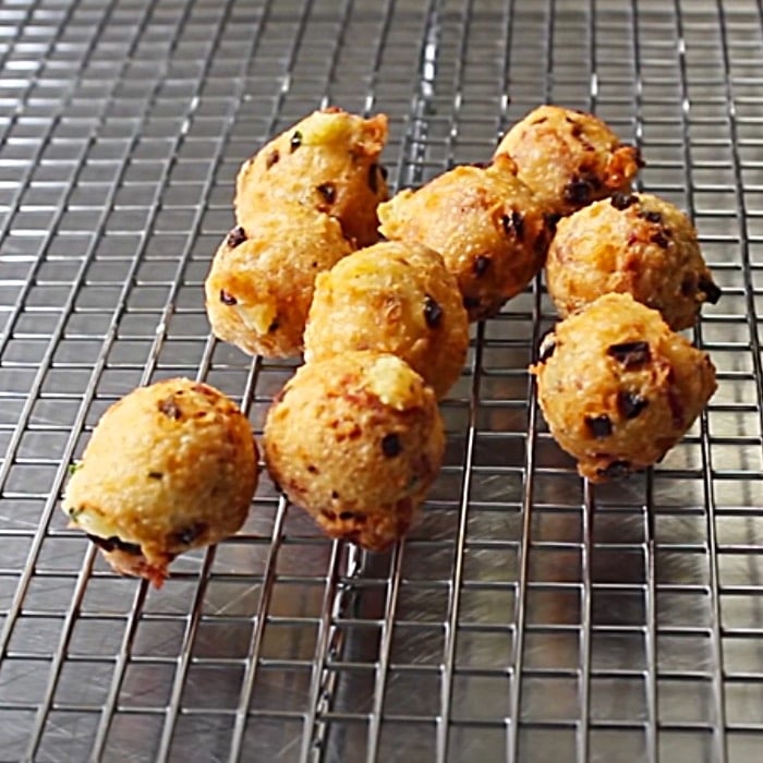 Bacon Jalapeno Popper Puffs Recipe - Easy Appetizer Ideas - Potluck Ideas