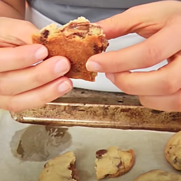 Rolo Stuffed Chocolate Chip Cookies Recipe - How To Make Rolo Cookies _ Easy Baking Ideas