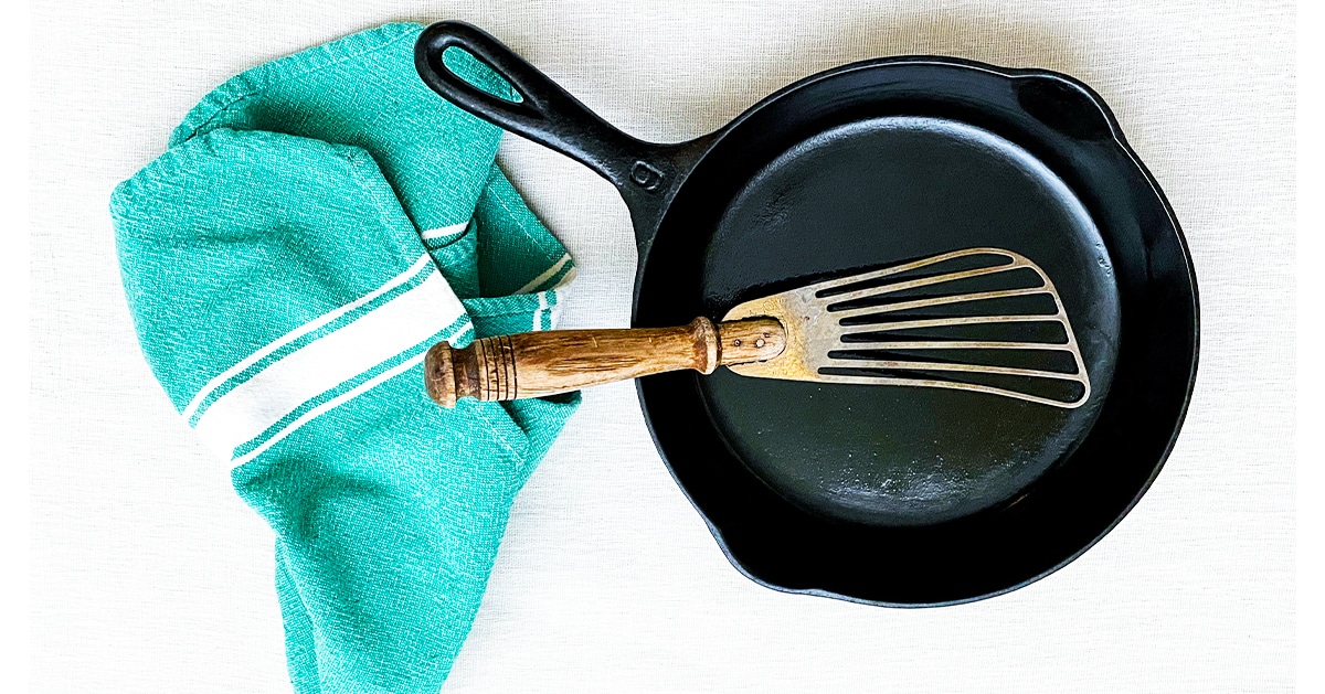 7 Mistakes People Make With Cast Iron Cookware | DIY Joy Projects and Crafts Ideas