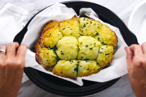 Crockpot Garlic Cheese Rolls Recipe - Garlic Cheese Rolls Recipe - Crockpot Recipes