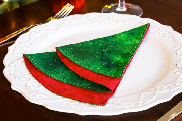DIY Folded Christmas Tree Napkin - DIY Napkin - DIY Sewing