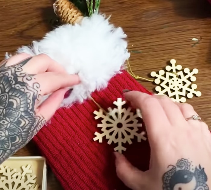 DIY Christmas Mittens Using Dollar Tree Oven Mitt - The Shabby Tree