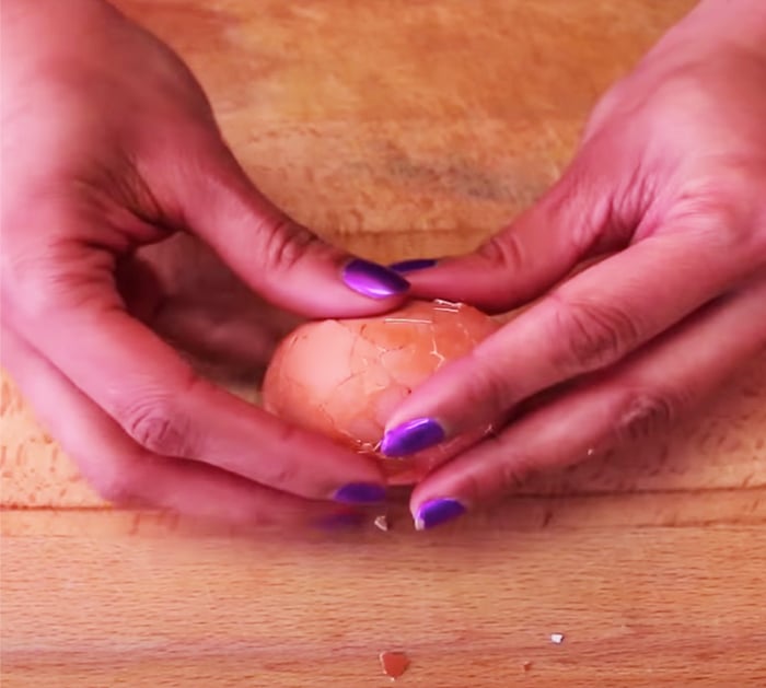 Tap and Roll To Peel an Egg - Easy Ways To Peel Boiled Eggs