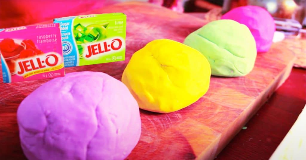 How To Make Play-Doh With Jello - DIY Play-Doh - Easy Crafts for Kids