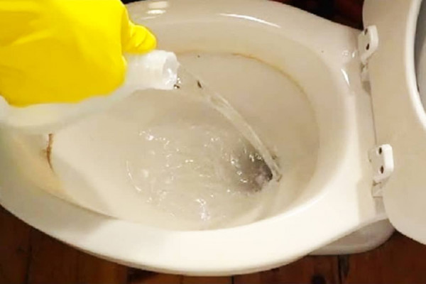 How To Remove Hard Stains From Toilet Bowl - DIY Toilet Bowl Cleaner - Cleaning Hacks