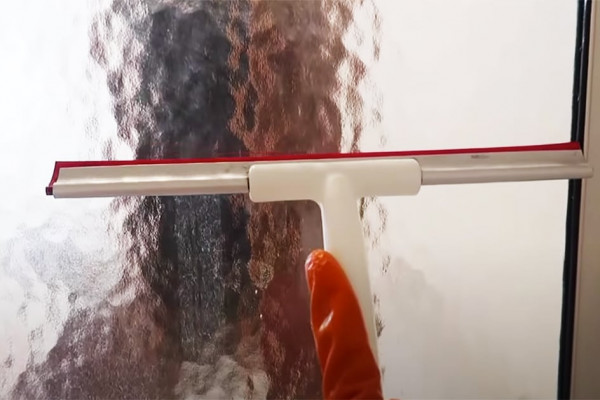 How To Remove Soap Scum And Hard Water Stains From Shower Doors - DIY Cleaning Solution - DIY Cleaning Tips and Hacks