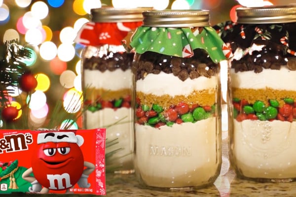 Mason Jar M&M Cookie Mix Recipe Gift Idea - Christmas Gift Ideas - DIY Cookie Mix