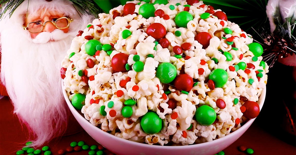 Santa Crunch Popcorn Recipe | DIY Joy Projects and Crafts Ideas