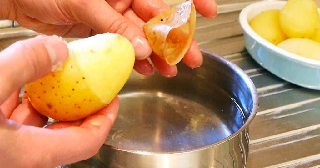 Speed Up Potato Peeling With This Tip From Grandma - Kitchen Life Hack - Tips and Tricks in The Kitchen
