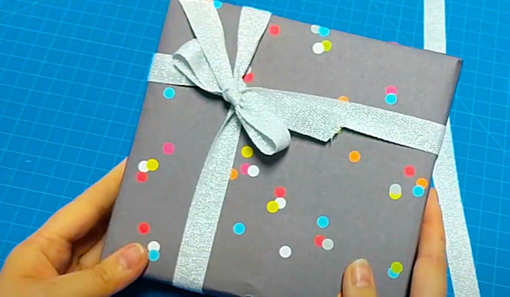 How To Tie A Ribbon On A Gift - Easy Gift Wrapping Ideas - Christmas Gift Ideas