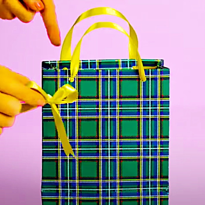 How To Make A Gift Bag - Wrapping Paper Ideas - Easy Gift Ideas