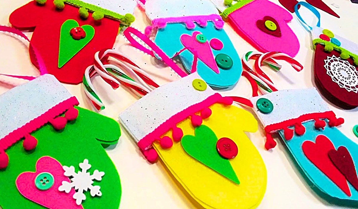 DIY Felt Mitten Card Holder Ornaments With Free Pattern | DIY Joy Projects and Crafts Ideas