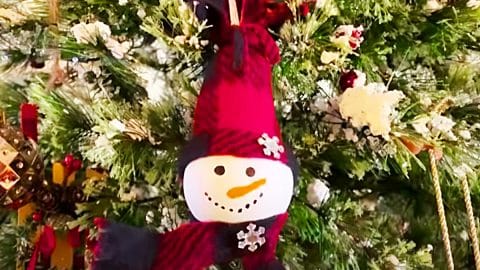 How To Make A Snowman Ornament From A Lightbulb | DIY Joy Projects and Crafts Ideas