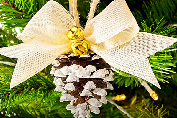 DIY Flocked Pinecone Ornament - DIY Pinecone Ideas - DIY Christmas Decor