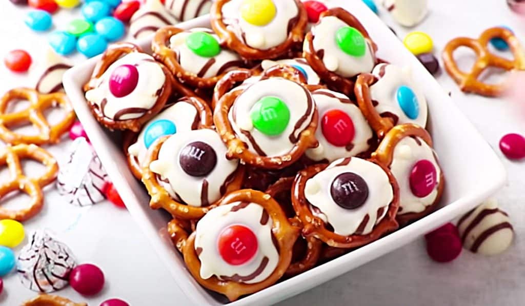 How To Make White Chocolate M&M Pretzel Bites - Easy Homemade Candy Recipe - Holiday Candy Ideas