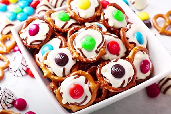 How To Make White Chocolate M&M Pretzel Bites - Easy Homemade Candy Recipe - Holiday Candy Ideas