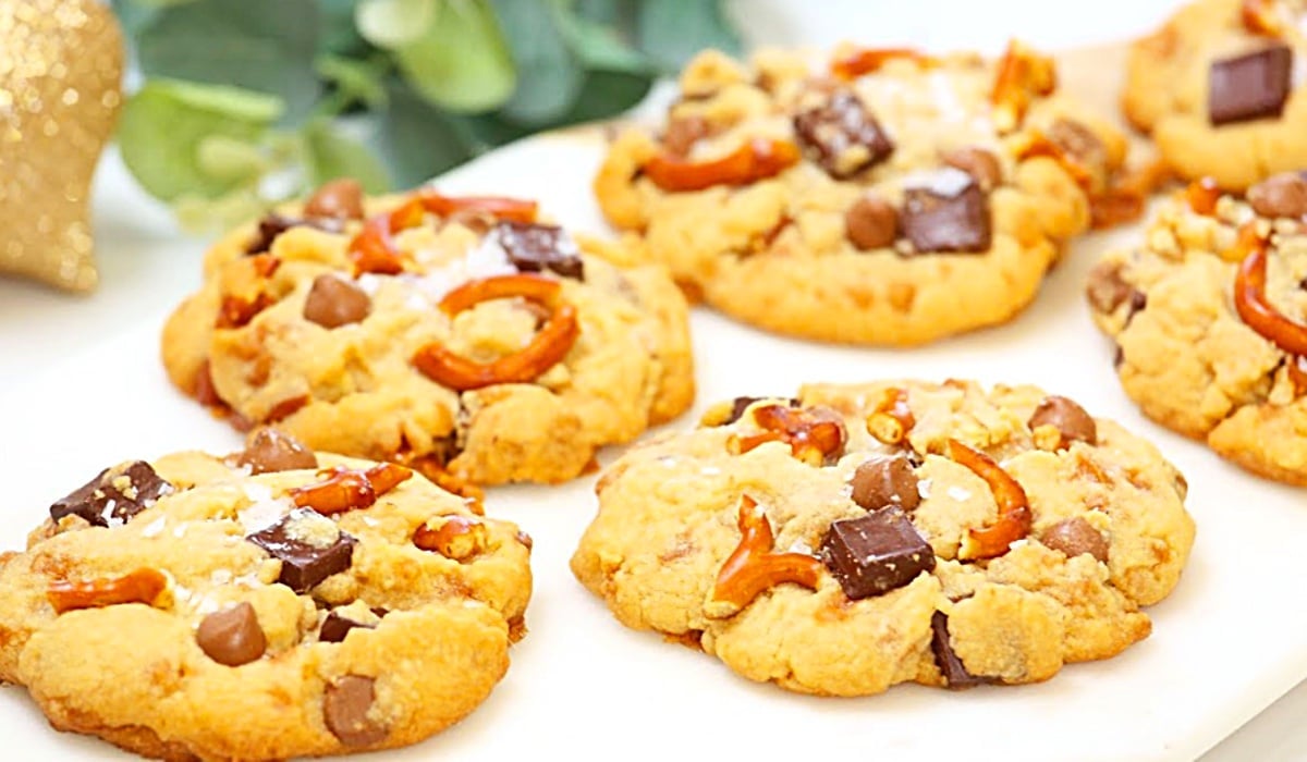 Pretzel Toffee Chocolate Chip Cookies Recipe | DIY Joy Projects and Crafts Ideas