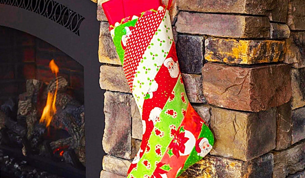 How To Make A Quilt-As-You-Go Christmas Stocking | DIY Joy Projects and Crafts Ideas