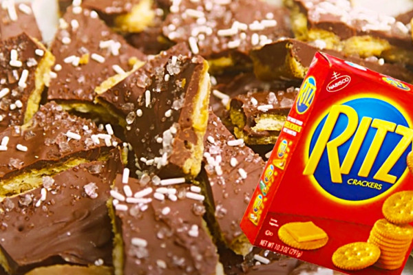 How To Make Ritz Cracker Chocolate Bark - How To Make Christmas Crack - Christmas Bark Ideas