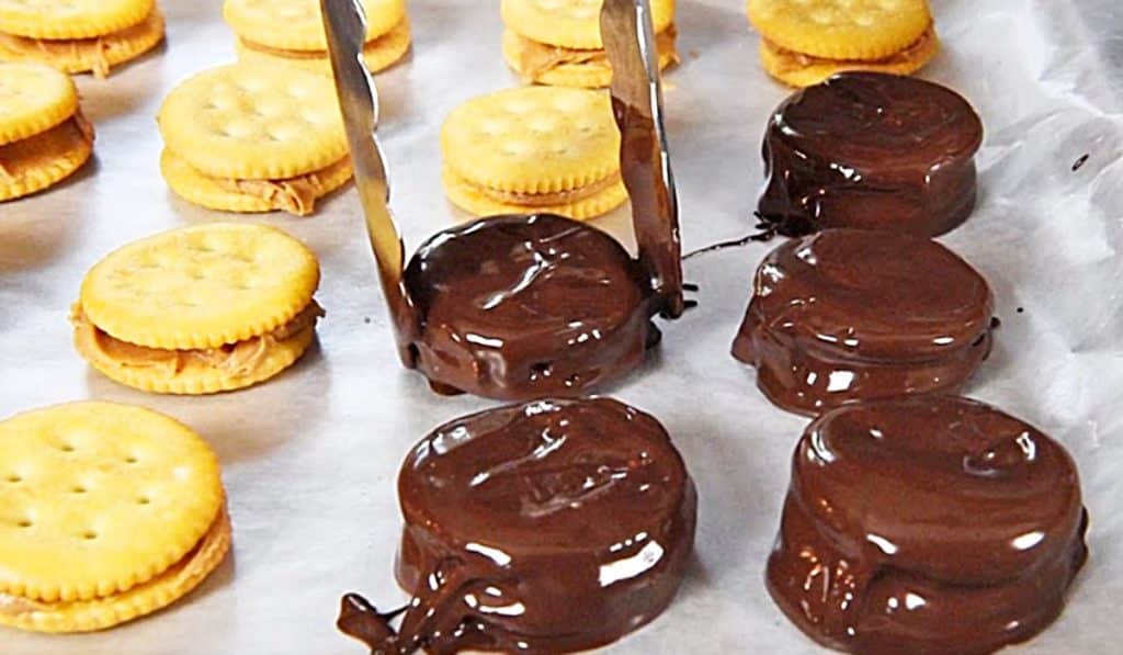 Ritz Cracker Peanut Butter Chocolate Cookies Recipe - How To Make Ritz Cracker Snacks - Easy Salty Sweet Cookies