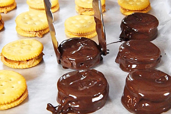 Ritz Cracker Peanut Butter Chocolate Cookies Recipe - How To Make Ritz Cracker Snacks - Easy Salty Sweet Cookies