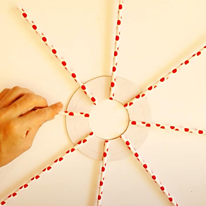 How To Make A Christmas Wreath - DIY Straw Project Ideas - Holiday Decor Ideas