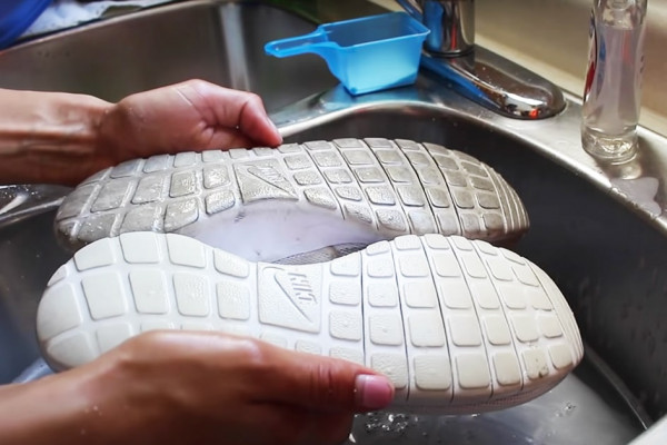 How To Clean Dirty White Shoes - DIY Dirty White Shoes - Clean Dirty Shoes