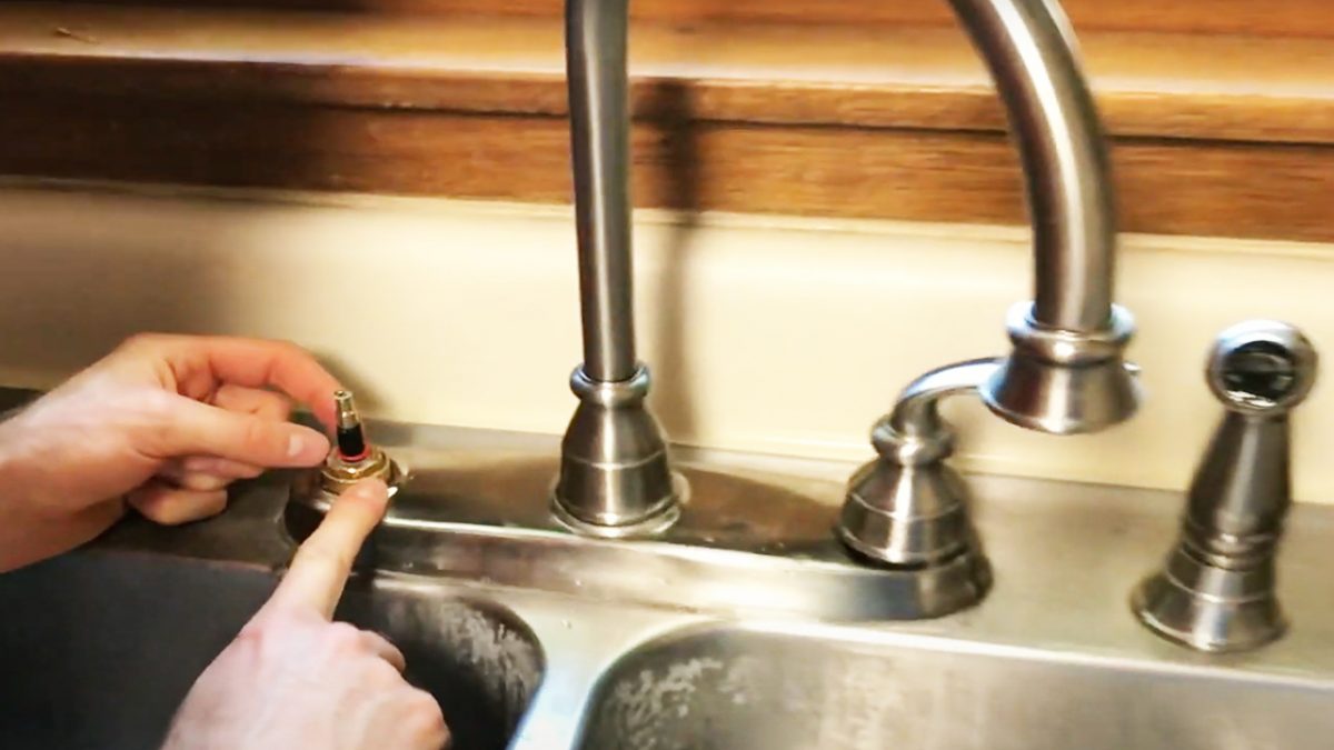 How to fix a leaking water faucet 